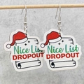 Orecchini di Natale in legno con cappello rosso di Babbo Natale e scritte festive - Nice List Dropout (JE1405E)