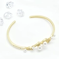 Elegant 18k gold plated wave bangle with white pearls and sparkling cubic zirconia stones - Adjustable / Gold