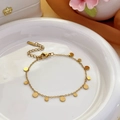 Minimalistische Goldkette aus Edelstahl mit runden Plättchen auf einem Keramiktablett - Massiver runder Scheibenanhänger-Stil (5433) / Gold