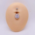 Piercing de nombril en acier avec pendentif goutte en zircone sur un mannequin - 1,6*10*5mm / Style Larme Argent (JE1658I)