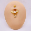 Piercing de nombril doré avec ailes d'ange et zircon en forme de cœur sur mannequin - 1,6*10*5mm / Style Aile Cœur Or (JE1658O)
