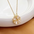 Dettaglio della collana a quadrifoglio con placcatura in oro, madreperla e pavé di cristalli - Quadrifoglio Cuore Zirconia Bianco