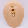 Piercing de nombril doré avec pendentif coeur en zircon et motif fleuri sur modèle - 1,6*10*5mm / Style Cœur Feuille Or (JE1658U)