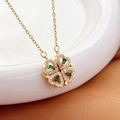 Collana a quadrifoglio dorata con petali a cuore e cristalli verdi su vassoio ceramica - Quadrifoglio Cuore Zirconia Verde