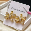 Boucles d'oreilles nœud dorées avec zircons étincelants et tiges en acier inoxydable - Boucles d'Oreilles Clous Nœud (85102)