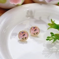 Orecchini floreali con perle in oro e rosa con raffinato bordo ondulato retrò - Stile Rotondo con Fiori in Smalto Rosa