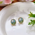 Pendientes de perlas ovalados dorados con esmalte azul claro y diseño de hoja - Estilo Ovalado de Esmalte Azul Claro