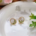 Pendientes vintage ovalados con motivo de hojas verdes y perla blanca en acabado dorado - Estilo Hoja Ovalada de Esmalte Blanco (Primavera 0007)