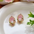 Pendientes ovalados vintage de esmalte rosa con perla blanca y detalles florales - Estilo de Relieve Ovalado de Esmalte Rosa (Primavera 0011)