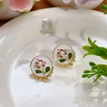 Pendientes de flores vintage francesas con perlas blancas y acabados de metal dorado - Estilo de Esmalte Blanco Redondo con Flores Rosas y Moradas (Primavera 0014)