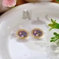 Pendientes vintage de esmalte morado con motivos florales y perlas blancas - Estilo ovalado de esmalte púrpura con borde de cuentas doradas