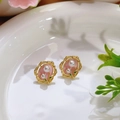 Pendientes vintage dorados con esmalte rosa e incrustaciones de perlas blancas - Estilo de Doble Perla Artificial Ovalada de Esmalte Rosa (Primavera 0028)