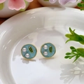 Pendientes retro dorados con esmalte azul claro, hojas verdes y pequeñas perlas - Modelo de Cuenta de Hoja Redonda de Esmalte Azul Claro