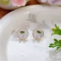 Pendientes de perlas de esmalte blanco con hoja verde y bordes en tono dorado - Estilo de Perla Artificial con Hoja Redonda de Esmalte Blanco (Primavera 0032)