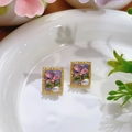 Pendientes rectangulares vintage dorados con diseño floral púrpura y perla blanca - Estilo floral rectangular morado (Primavera 0041)