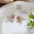 Elegantes pendientes de flores esmaltadas con baño de oro y una perla blanca - Estilo Floral Pastoral Ovalado de Esmalte Blanco (Primavera 0016)