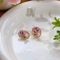Pendientes ovalados de estilo vintage francés con flores y detalle de perla - Estilo de Pequeña Flor Morada en Esmalte Rosa Ovalado (Primavera 0019)