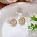 Pendientes de corazón dorados con perlas, flores blancas y detalles de hojas verdes - Estilo floral texturizado en forma de corazón blanco (Primavera 0048)