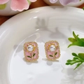 Pendientes vintage de esmalte rosa rectangulares con diseño floral y perla blanca - Estilo de cuenta de flor rectangular rosa en relieve (Primavera 0052)