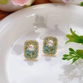 Pendientes rectangulares dorados con esmalte azul claro, diseño floral y perla - Estilo Perla Artificial Floral Rectangular Azul Claro