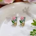 Pendientes florales con pétalos rosa, hojas verdes y una pequeña perla blanca - Estilo rectangular azul claro con flores rosas y perlas artificiales