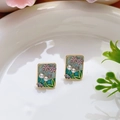 Pendientes rectangulares de esmalte con flores púrpuras, borde dorado y perlas - Estilo Paisaje de Doble Perla Artificial Rectangular con Degradado (Primavera 0063)