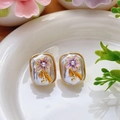 Pendientes de perlas doradas estilo francés con flores esmaltadas y detalles - Estilo rectangular nacarado con flores rosas y moradas