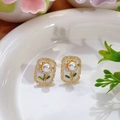 Pendientes de girasol vintage con perla blanca y detalles de hojas de esmalte verde - Estilo de girasol rectangular dorado con perla artificial (Primavera-0054)