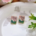 Pendientes rectangulares de esmalte floral con perlas y base dorada en plato blanco - Estilo Rectangular de Esmalte Rosa con Perlas Artificiales Dobles (Primavera 0060)