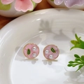 Pendientes de flores en esmalte rosa con perlas blancas y base de metal dorado - Estilo de Perla Artificial de Hoja Redonda Rosa