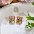 Pendientes dorados rectangulares estilo francés con flores púrpuras y perla blanca - Estilo floral rectangular de esmalte rosa púrpura