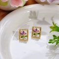 Pendientes vintage rectangulares dorados con pintura floral y perlas blancas elegantes - Estilo floral pintado rectangular con relieve dorado (Primavera 0042)