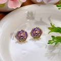 Pendientes de rosa en esmalte púrpura con perla blanca y acabado dorado - Diseño de Rosa de Esmalte Púrpura