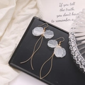 Détails de boucles d'oreilles pétales blancs avec fils métalliques dorés sur support noir - Longs Crochets d'Oreilles Pétales Blancs (HZS596-1)