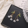 Détails de boucles d'oreilles muguet élégantes avec pétales blancs et feuilles vertes - Style Muguet (HZS596-3)
