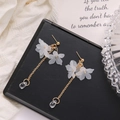 Detail of white flower tassel earrings with golden chains and clear teardrop pendants - White Flower Gold Tassel (HZS596-5)