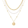 Dreilagige Goldkette mit Büroklammer-Gliedern, weißen Perlen und einem runden Münzanhänger - Goldener dreilagiger Münzporträt-Stil (HS1464-36)