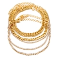 Dettaglio di catene cubane dorate a strati e cavigliere tennis con strass brillanti - Set Catena Cubana e Catena Tennis in Strass Oro a Sei Strati (KME0660)