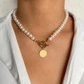 Barockperlenkette für Damen mit goldenem Knebelverschluss und rundem Anhänger - Goldene OT-Schnalle runder Tag Perlenkette (HS1464-45)