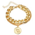 Dettaglio del bracciale dorato a catena doppia con ciondolo a moneta e chiusura a moschettone - Bracciale a Catena Cubana Oro a Doppio Strato con Ciondolo a Moneta con Ritratto (KME0928-01)