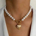 Elegante Perlenkette mit goldenem OT-Verschluss und herzförmigem I Love You Anhänger - Goldene Herz-geprägte OT-Schnallen-Halskette (HS1464-47)