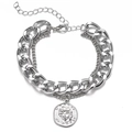 Dettaglio macro del bracciale a doppia catena in argento con ciondolo a moneta - Bracciale a Catena Cubana Argento a Doppio Strato con Ciondolo a Moneta con Ritratto (KME0928-02)