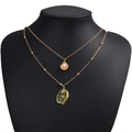 Collier multicouche doré rétro avec perles et pendentifs coquillages irisés sur un buste - Style Double Couche Perle Artificielle Coquillage (26)