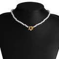 Collier de perles élégant avec fermoir OT en forme de fleur dorée et perles blanches - Style Perle Artificielle Fermoir OT Fleur (7)