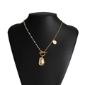 Collier asymétrique en chaîne dorée avec perles blanches et pendentif martelé en métal - Style Pendentif Organique Perle Artificielle Asymétrique (13)