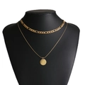 Collier double doré avec chaîne Figaro et pendentif rond poli présenté sur un mannequin - Style Pendentif Rond Chaîne Figaro (14)