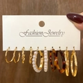 Détail de 5 paires de boucles d'oreilles dorées vintage avec perles et résine - Ensemble de 5 Paires Écaille Perles Artificielles Or (HS529-47)