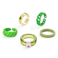 Fünfteiliges grünes Ring-Set mit Metallherzen, Ketten und Kunstharz-Ringbändern - Grüner Kettenharz-Edelsteinstil (33ZH-11833)