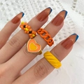 Set mit 4 warmen orange-gelben Ringen mit Herz- und Perlendesign im Set - Orange-Gelber Perlenketten-Herzstil (33ZH-12255)