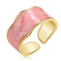 Anillo abierto ancho de bordes ondulados dorados con incrustación de esmalte rosa - Abierto Ajustable / Estilo Mármol Rosa Claro (HS0042-6)